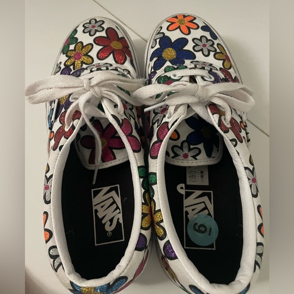 Vans - Picture 2 of 5